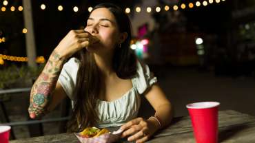 Mujer feliz comiendo comida mexicana