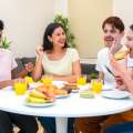 Grupo de amigos desayunando juntos en una casa alquilada a través de Couchsurfing