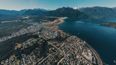 Imagen de la ciudad de Hornopirén, rodeada por montañas y mar con aguas cristalinas