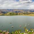 Pequeña ciudad a orillas del mar con algunas montañas y árboles