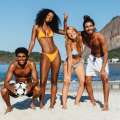 Grupo de amigos disfrutando un día de playa en Florianópolis
