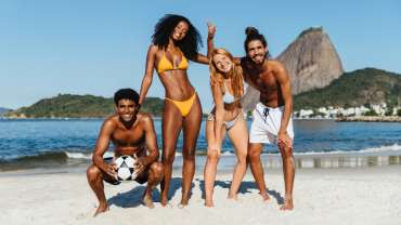 Grupo de amigos disfrutando un día de playa en Florianópolis