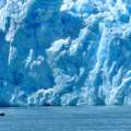 Hombres dentro de un barco frente al glaciar San Rafael.