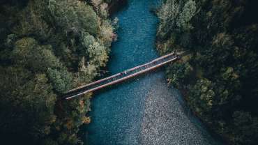 Paisaje de un puente sobre un río con selva a ambos lados