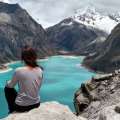 Mujer tomando una foto de espaldas observando el paisaje de la ciudad de Huaraz