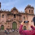 Mujer tomando una foto de un lugar turístico