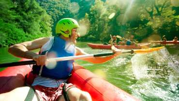 Hombre practicando rafting en las aguas de la provincia de Itata