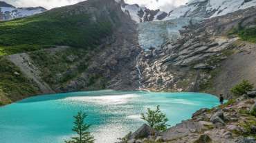 Laguna del Huemul con aguas cristalinas y rodeada de montañas.