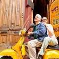 Pareja de ancianos en una motoneta en el museo de cera histórico