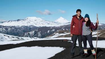 Pareja frente a las montañas de luna de miel en Chile