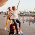 Pareja divirtiéndose mientras transporta las maletas en el aeropuerto