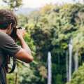 Hombre fotografiando el Parque Nacional Puyehue