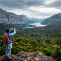 Hombre tomando una foto de un paisaje forestal