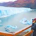 Niño fotografiando el glaciar Perito Moreno