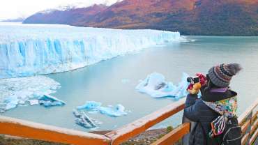 Niño fotografiando el glaciar Perito Moreno