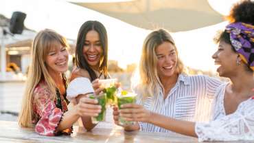 Grupo de amigas brindando en un día soleado en Porto Seguro