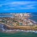 Pequeña ciudad en Uruguay rodeada por un mar de aguas cristalinas