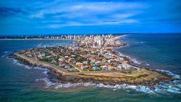Pequeña ciudad en Uruguay rodeada por un mar de aguas cristalinas