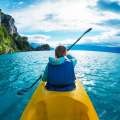 Mujer en una canoa en el mar