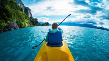 Mujer en una canoa en el mar