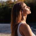 Mujer de cabello largo y ojos cerrados tomando el sol en un retiro espiritual