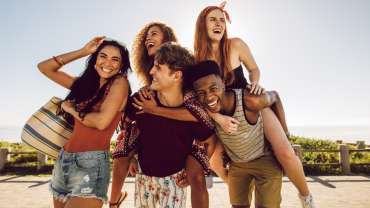 Grupo de amigos disfrutando del día de playa