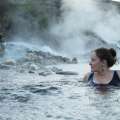 Mujer disfrutando del día en aguas termales