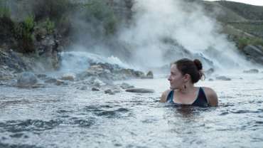 Mujer disfrutando del día en aguas termales