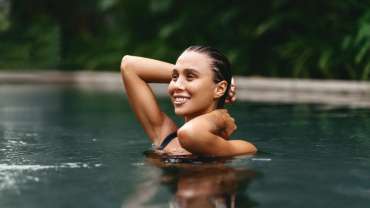 Mulher sorrindo nas termas en region de la araucania
