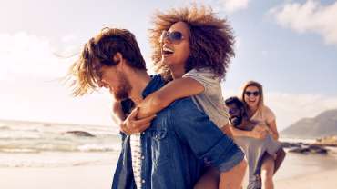 Grupo de parejas divirtiéndose en un día de playa