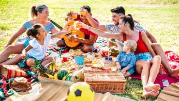 Grupo de amigos en un ambiente feliz haciendo un picnic