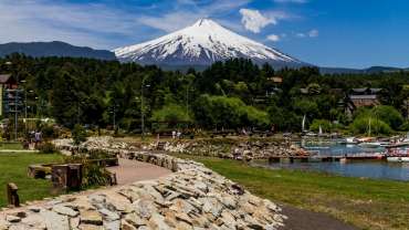 Ciudad pequeña con río y volcán
