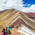 Turistas en la Montaña de Siete Colores, Perú.