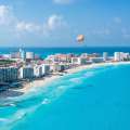 Zona hotelera de Cancún, México, con playas de arena blanca y mar turquesa.
