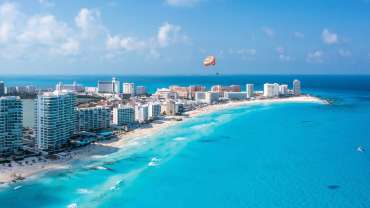 Zona hotelera de Cancún, México, con playas de arena blanca y mar turquesa.