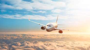 Avión sobre las nubes.
