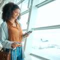 Mujer en el aeropuerto usando el celular.