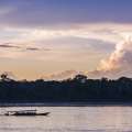 Viaje en barco por la selva amazónica al atardecer