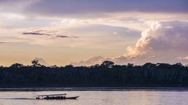Viaje en barco por la selva amazónica al atardecer