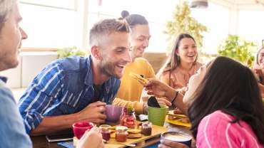 Amigos felices en brunch