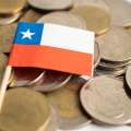 Pila de monedas con bandera de Chile
