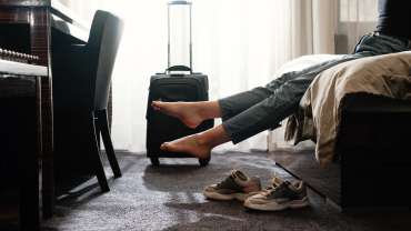 Mujer cansada después de un largo viaje descansando en la suite del hotel.