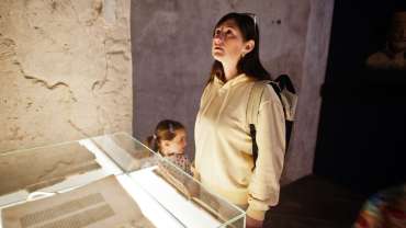 Madre e hija miran la exposición