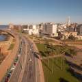 Vista aérea de la costa y el paisaje urbano de Montevideo