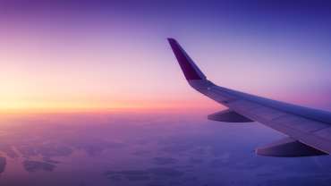 Avión volando al atardecer