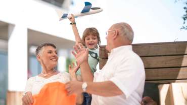 Abuelos jugando con su nieto