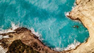 Aguas turquesas entre rocas doradas