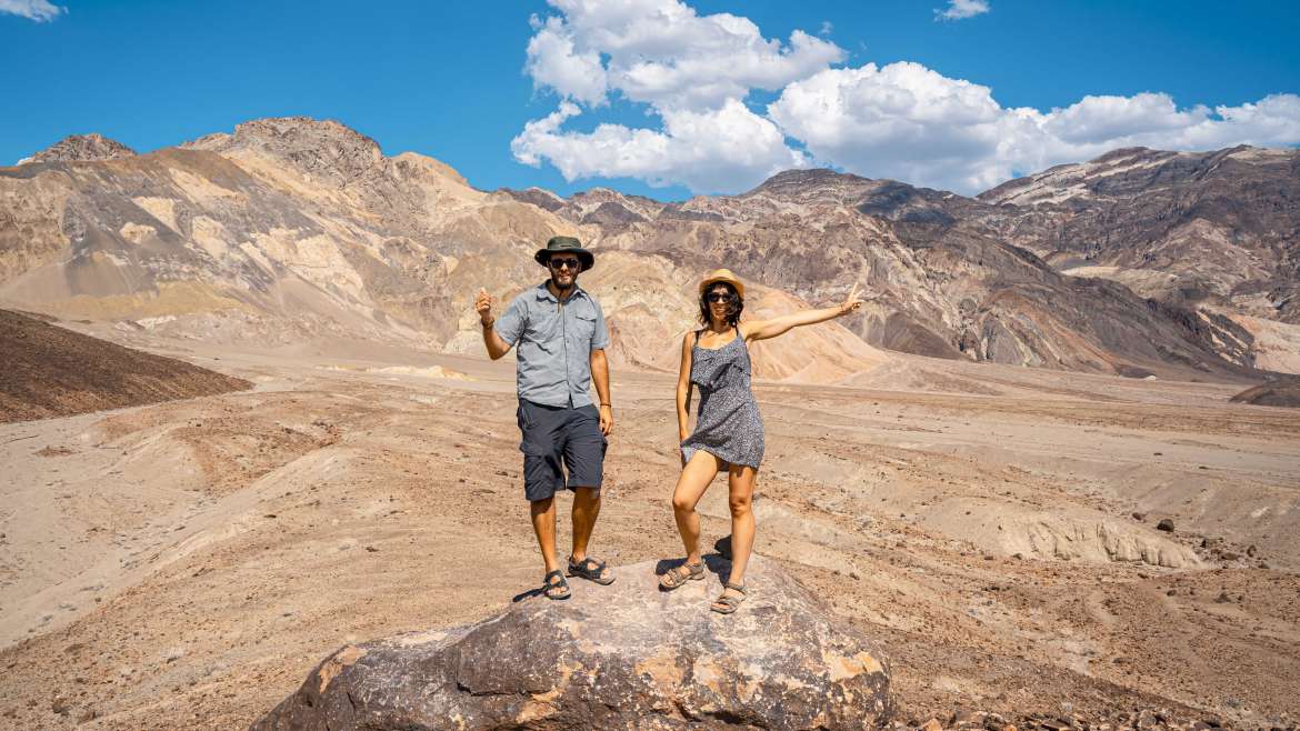 Pareja en un desierto rocoso