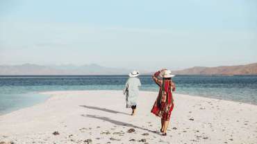 Arena blanca y mar tranquilo.