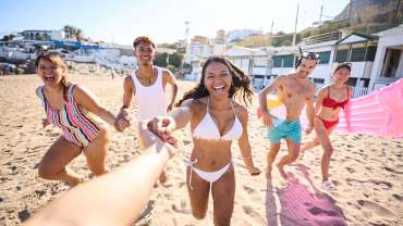 Grupo de amigos en la playa de Camboriú